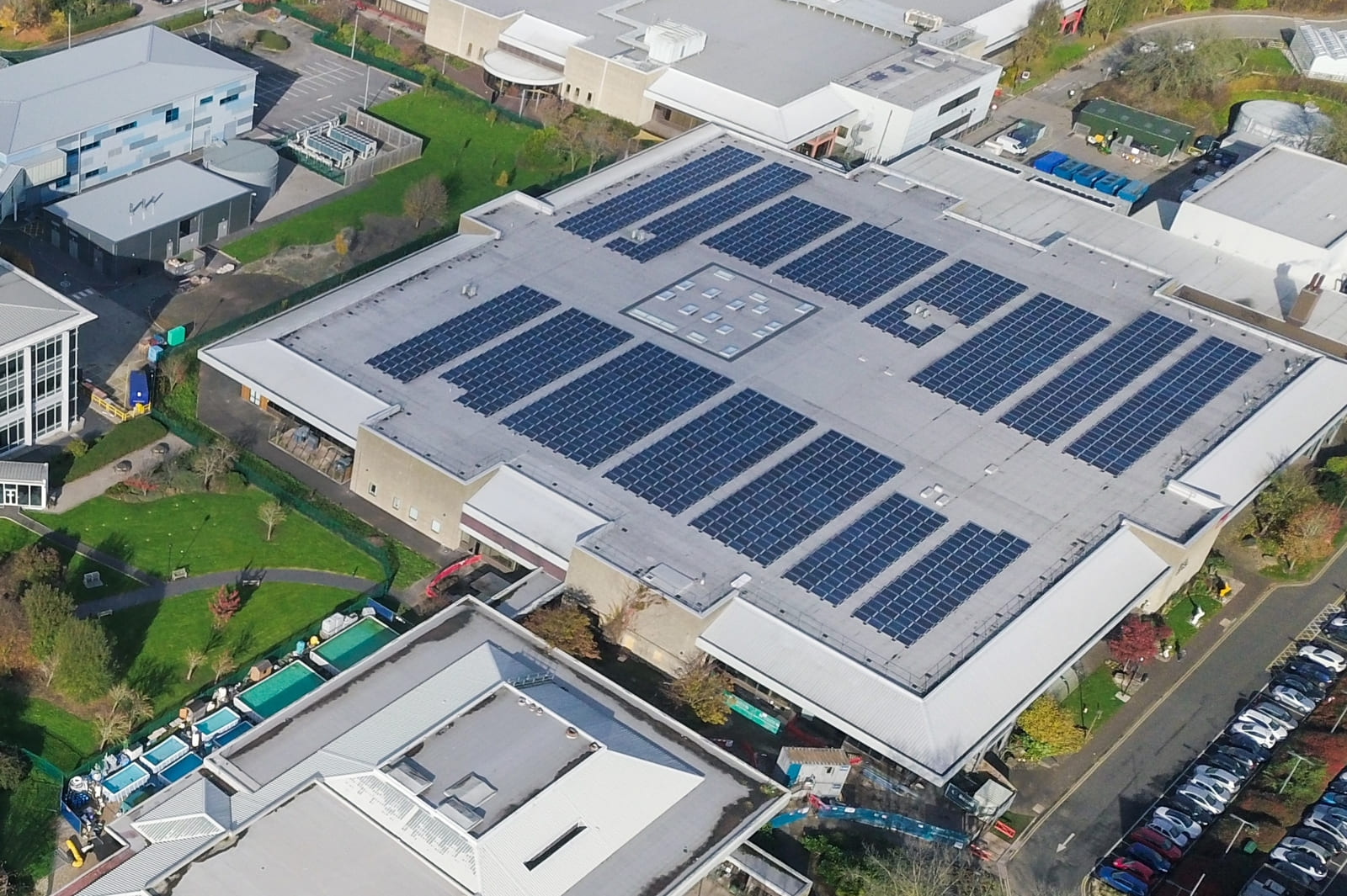 Alta demanda energética? Reduza sua conta de luz em até 95% e tenha previsibilidade nos gastos com uma solução robusta e escalável.